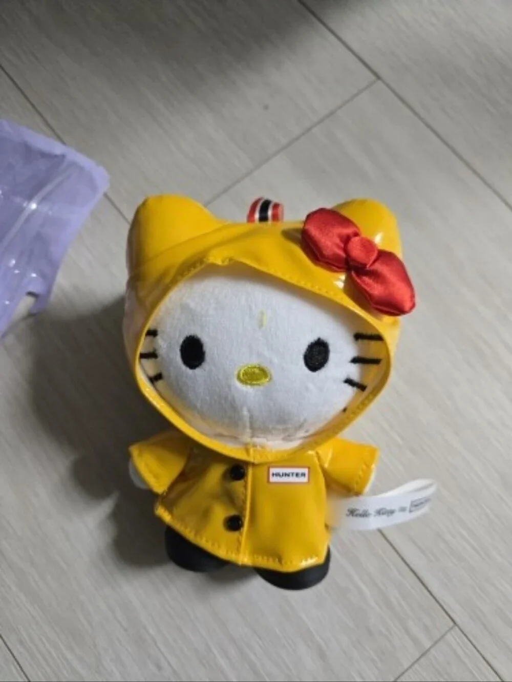 Nwt Hunter Yellow Raincoat Hello Kitty Plush with Red Bow Keychain - Picture 7 of 9